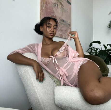 Elizabeth Anorue ポルノ女優 写真