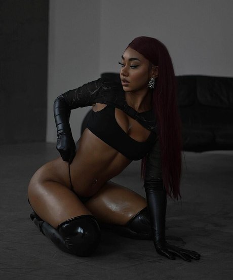 Elizabeth Anorue セクシーモデル 写真