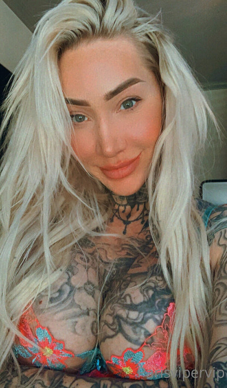 カムフィートオンリーファンズ セクシーヌード 写真