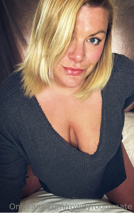 rowdyroommate セックス女優 写真