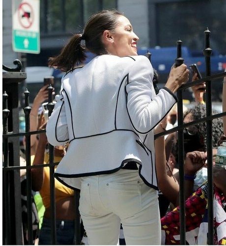 Alexandria Ocasio Cortez プロフィール写真
