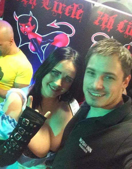 オイルを塗った巨乳オンリーファンズ ポルノ 写真