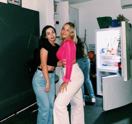 アナルxxx オンリーファンズ 無料セクシー 写真