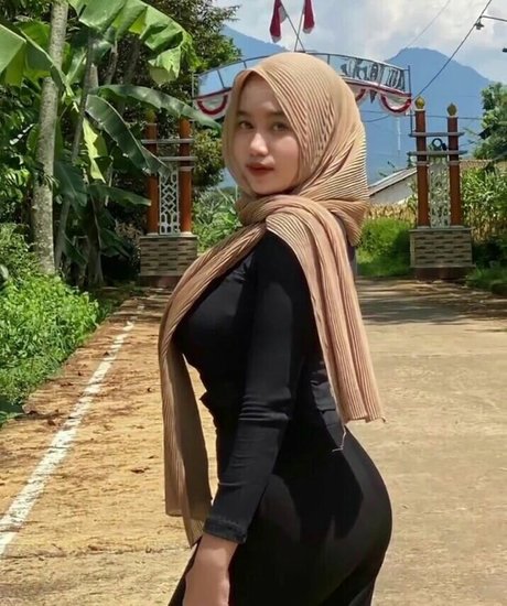 Elvara Caliva ポルノスター 裸 画像