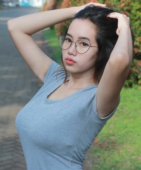 Elvara Caliva 美しいポルノスター 写真