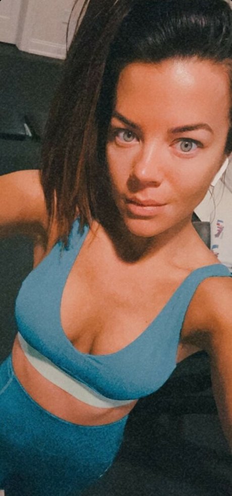 巨尻熟女オンリーファンズ セクシーヌード ギャラリー