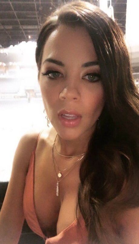 小さなおっぱいオンリーファンズ 無料ポルノ 画像