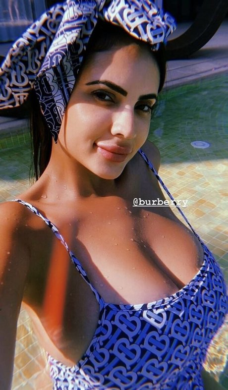 アラブ人妻オンリーファンズ セクシーヌード 写真