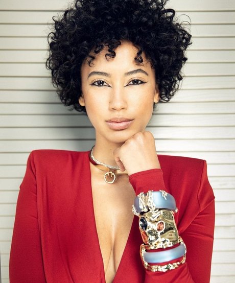 Andy Allo ポルノスター 裸 写真