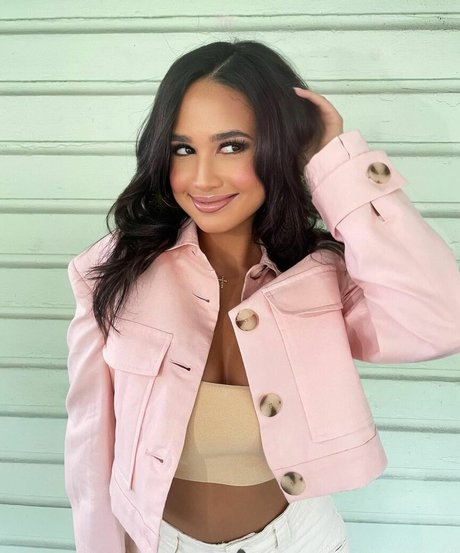 セクシーなブルネットのオンリーファンズ 無料 写真