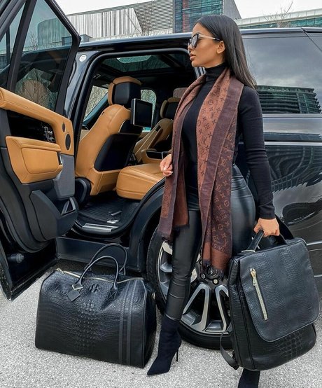 Aneeqa Farid 限定スター 画像