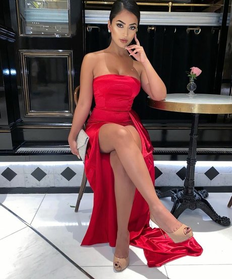 Aneeqa Farid 写真集