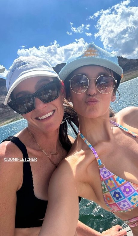 Nina Dobrev エロティックなモデル アーカイブ