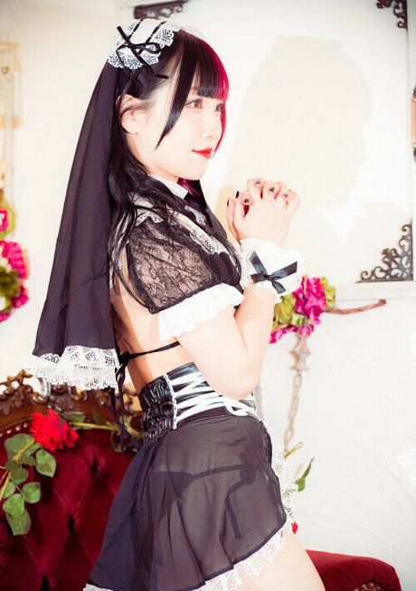 黒髪の熟女オンリーファンズ セクシー裸 画像