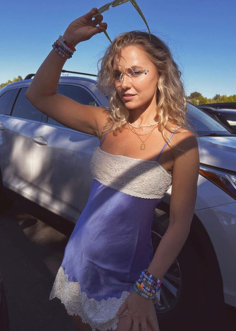 足 熟女 オンリーファンズ アートヌード ギャラリー