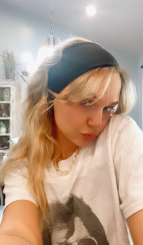 フィットネスベイビーオンリーファンズ ヌード 画像