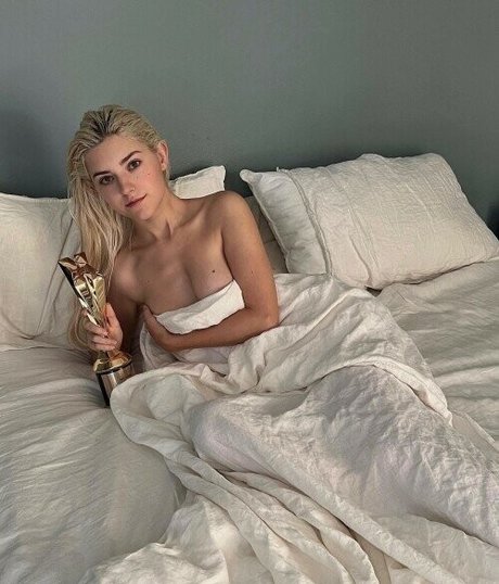 Eva Elfie 裸の女優 写真