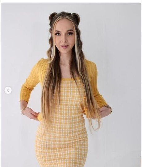 セクシーなブルネットのオンリーファンズ ベスト 画像