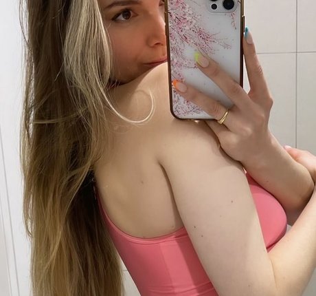 いちごミルクオンリーファンズ 無料エロ 画像