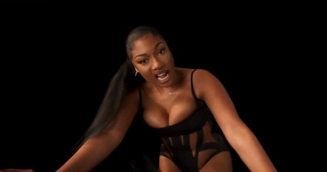 うつ伏せ骨オンリーファンズ エロチック 写真