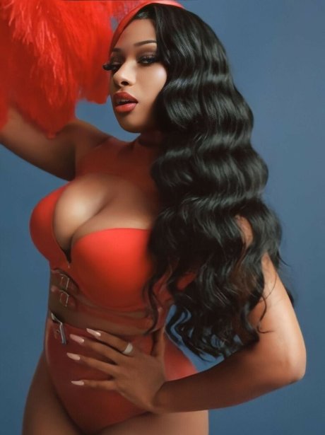 タンオンリーファン ポルノグラフィック 写真