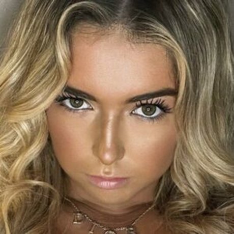 cora2002 ポルノスター 裸 写真