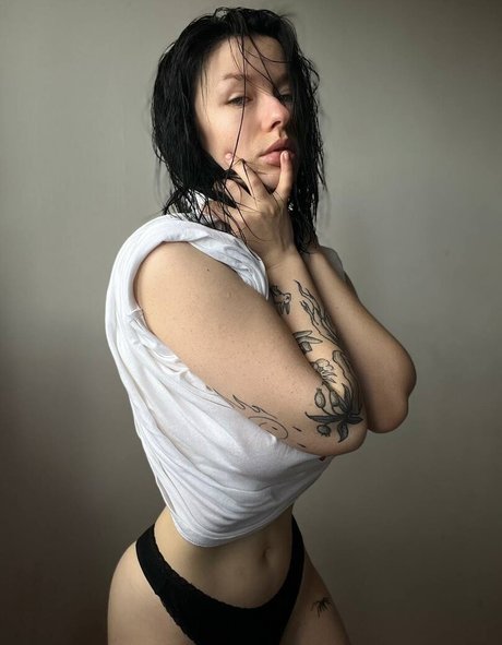 黒檀の熟女オンリーファンズ アートヌード アーカイブ