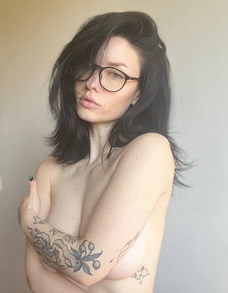 曲線美の女の子オンリーファンズ ヌード ギャラリー