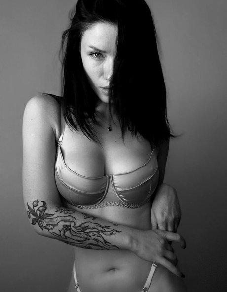 巨乳タトゥーオンリーファンズ アートポルノ 写真