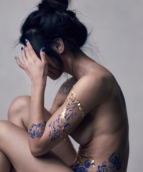 ヌード熟女オンリーファンズ ポルノ 写真