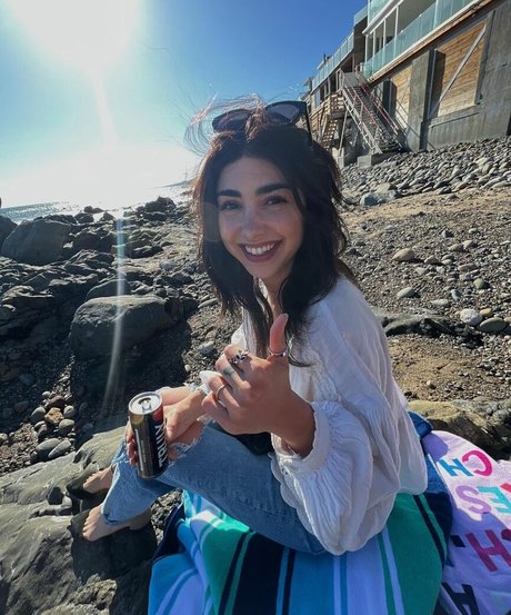 Alexa Mansour かわいいスター 画像