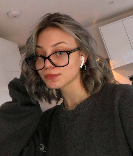 金髪の顔射オンリーファンズ えろ 写真