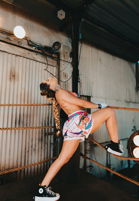 パンツを食い込ませるオンリーファンズ セックス 写真