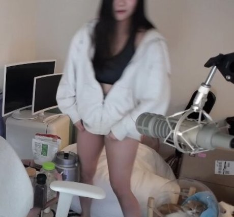 オイルを塗った巨乳オンリーファンズ アート裸 写真