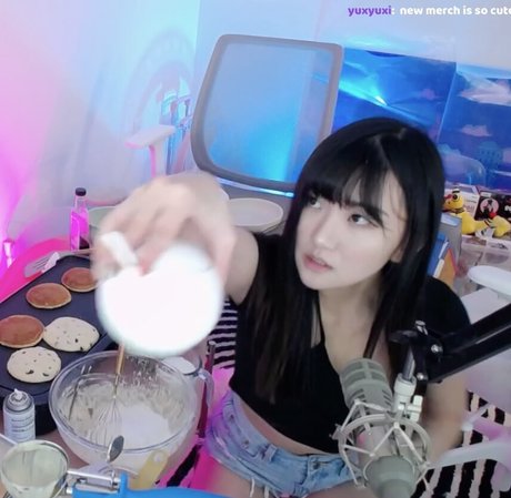 金髪の筋肉オンリーファンズ アートポルノ 画像