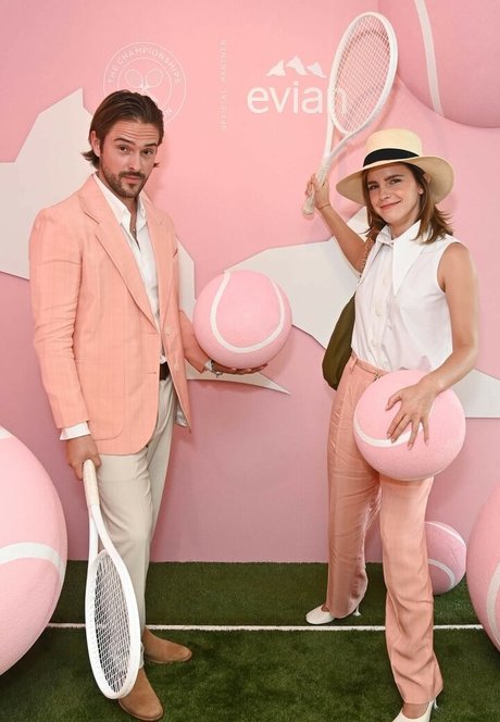 金髪ニューハーフオンリーファンズ ポルノグラフィック 写真