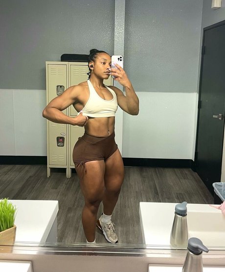 黒檀の熟女オンリーファンズ ホットセックス 写真