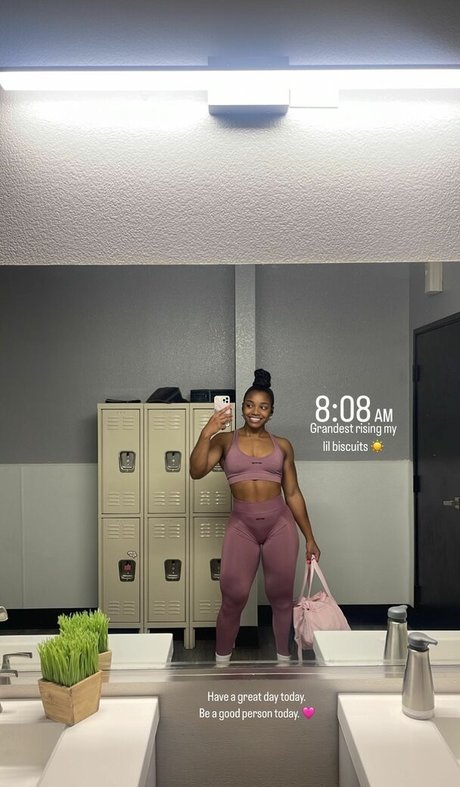 パイズリ オンリーファンズ アダルト 写真