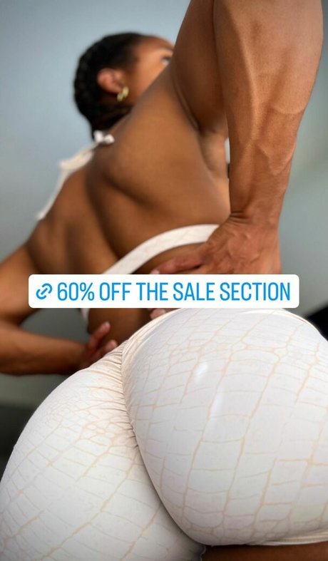 ティックトックスター オンリーファンズ エロ 写真