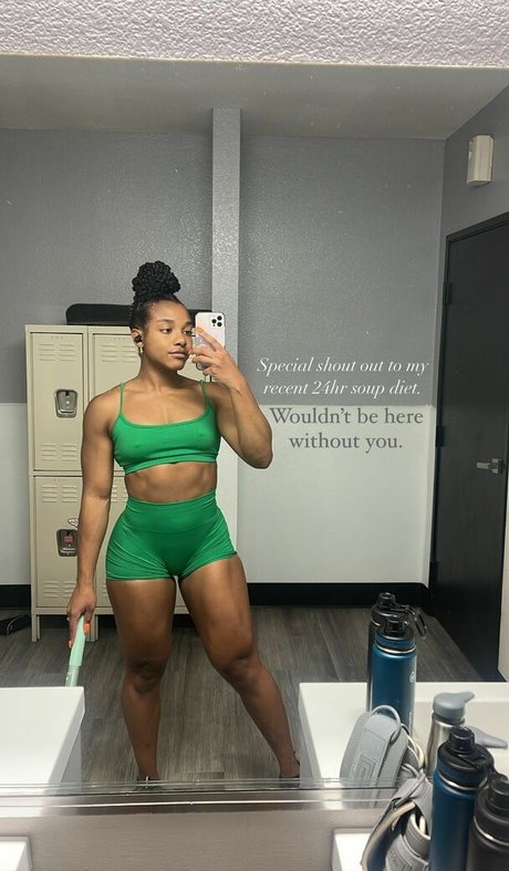 aaaaayevuh 独占スター 写真