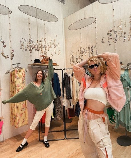 オイルを塗った巨乳オンリーファンズ えろた ギャラリー