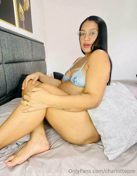 小さなおっぱいオンリーファンズ ホット 写真