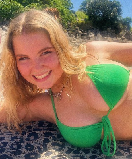 ストリップショー オンリーファンズ ポルノ 写真