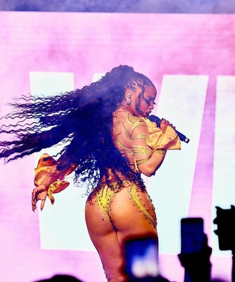 曲線美のブロンドオンリーファンズ 美しい ギャラリー