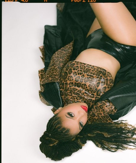 フィットネス熟女オンリーファンズ セクシーヌード アーカイブ