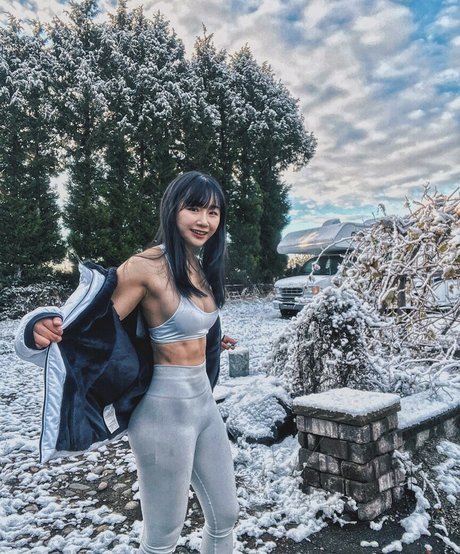 毛深い脚オンリーファンズ セックス 写真