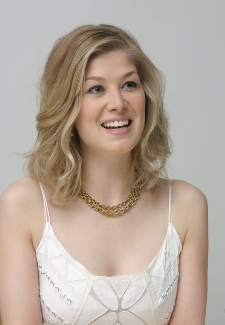 Rosamund Pike ポルノスター 無料 画像