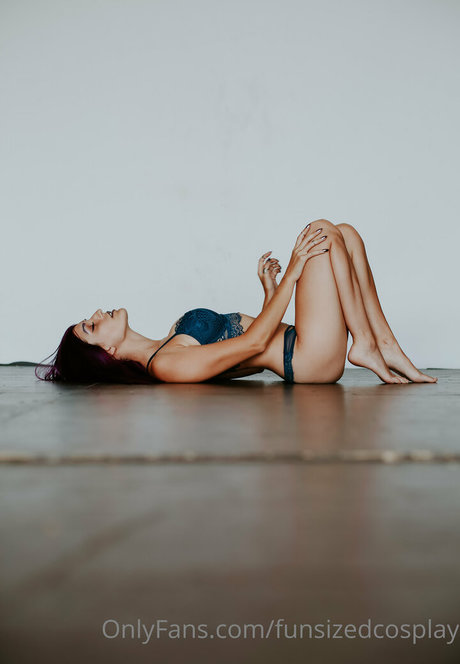 funsizedcosplay エロティックなポルノスター 写真