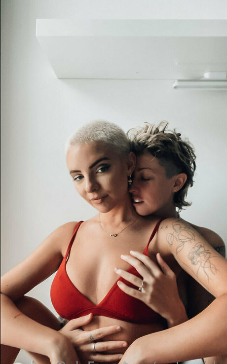 パイズリ オンリーファンズ 美しいヌード 写真