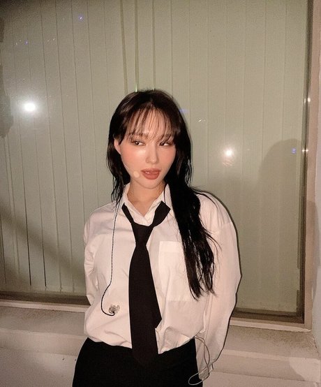 WomenK pop セクシーモデル 画像